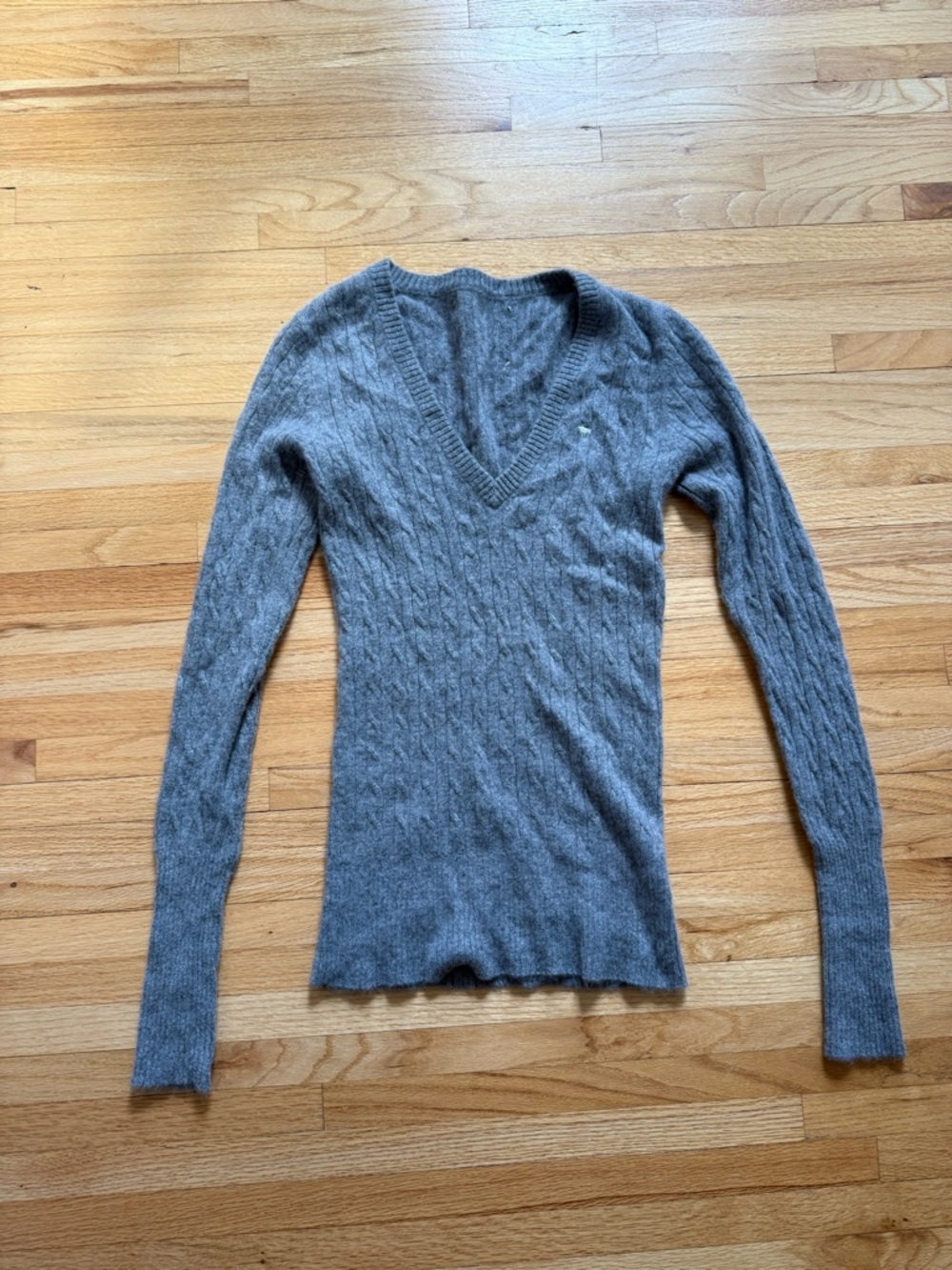 Abercrombie Ezra Fitch Y2K Finest Cashmere Sweater Gray V Neck
Cable Knit -  M
